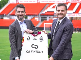AUFC 合作職業足球員穿著的 CG Fintech 贊助球衣